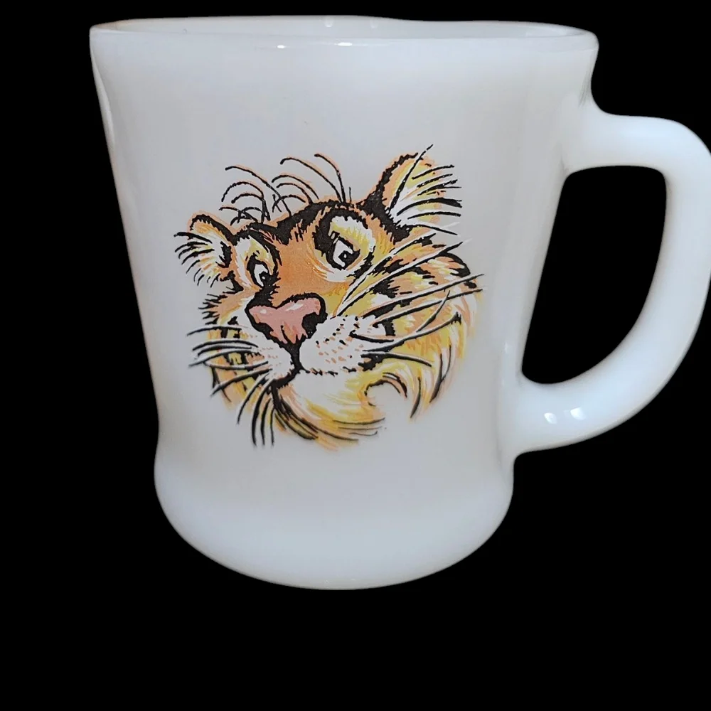 Vintage Esso/Exxon Tiger In Your Tank By Fire King 50's 60s Milk Glass‎